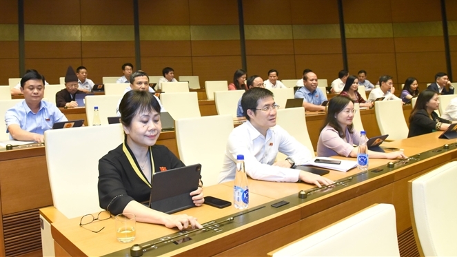 Các ĐBQH biểu quyết thông qua Nghị quyết của Quốc hội về về kế hoạch phát triển kinh tế - xã hội năm 2024 tại Kỳ họp thứ Sáu, Quốc hội khóa XV ngày 9.11.2023 Ảnh: Quang Khánh