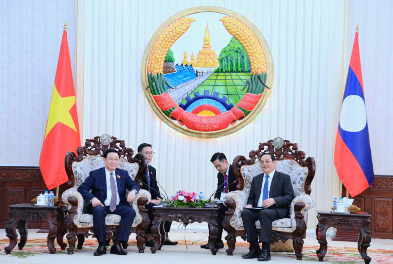 Chủ tịch Quốc hội Vương Đình Huệ hội kiến Thủ tướng Chính phủ Lào Sonexay Siphandone -0