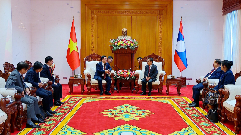 Chủ tịch Quốc hội Vương Đình Huệ thăm các nguyên lãnh đạo cấp cao của Lào -0