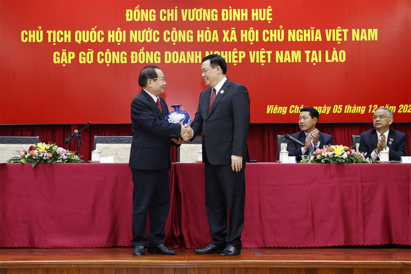 Chủ tịch Quốc hội Vương Đình Huệ: Tạo đột phá trong hợp tác kinh tế, thương mại là nguyện vọng cháy bỏng của cả Việt Nam và Lào -1