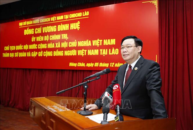 Chủ tịch Quốc hội Vương Đình Huệ gặp mặt cộng đồng người Việt Nam tại Lào -3