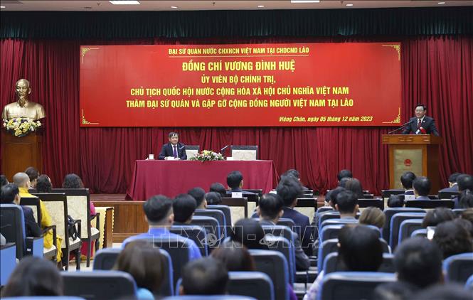 Chủ tịch Quốc hội Vương Đình Huệ gặp mặt cộng đồng người Việt Nam tại Lào -0