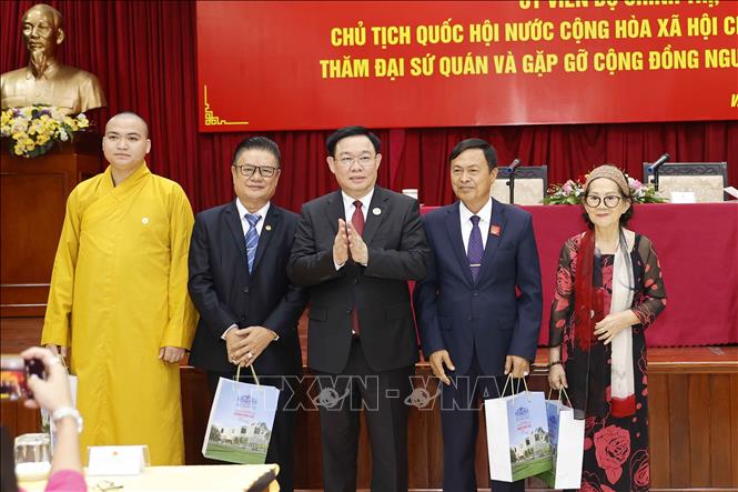 Chủ tịch Quốc hội Vương Đình Huệ gặp mặt cộng đồng người Việt Nam tại Lào -1