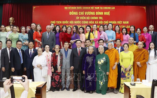Chủ tịch Quốc hội Vương Đình Huệ gặp mặt cộng đồng người Việt Nam tại Lào -2