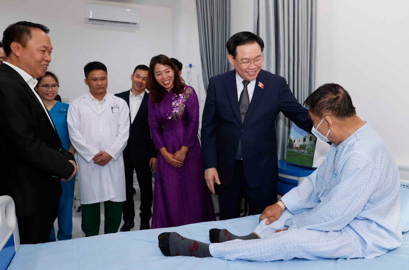 Chủ tịch Quốc hội Vương Đình Huệ thăm Bệnh viện Lavie, Lào