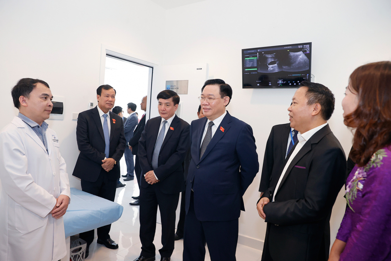 Chủ tịch Quốc hội Vương Đình Huệ thăm Bệnh viện Lavie, Lào -0