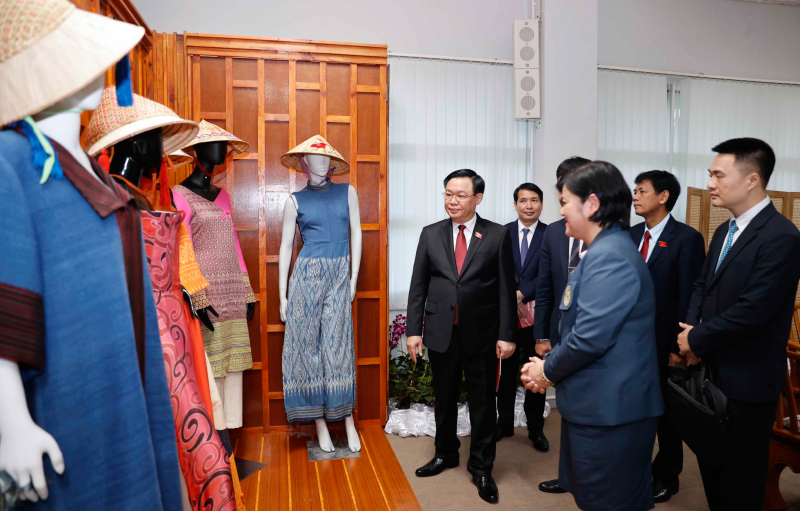 Chủ tịch Quốc hội Vương Đình Huệ thăm Đại học Hoàng gia Rajabhat Udon Thani