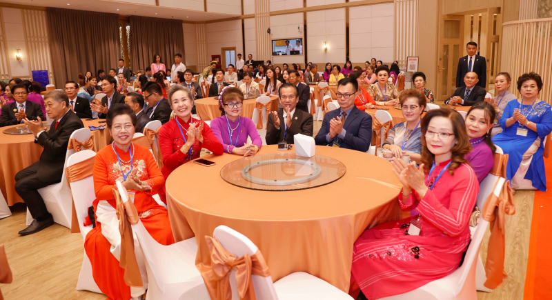 Chủ tịch Quốc hội Vương Đình Huệ gặp gỡ cộng đồng người Việt Nam tại Thái Lan