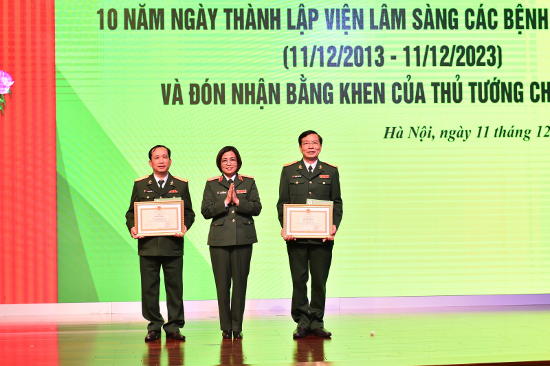 Viện Lâm sàng các bệnh truyền nhiễm thuộc Bệnh viện Trung ương Quân đội 108 đón nhận Bằng khen của Thủ tướng Chính phủ -0