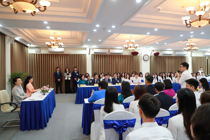 Phu nhân Tổng Bí thư, Chủ tịch nước Trung Quốc và Phu nhân Chủ tịch nước Việt Nam thăm và giao lưu với sinh viên ĐH Quốc gia Hà Nội -0