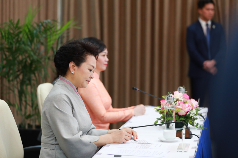 Phu nhân Tổng Bí thư, Chủ tịch nước Trung Quốc và Phu nhân Chủ tịch nước Việt Nam thăm và giao lưu với sinh viên ĐH Quốc gia Hà Nội -0