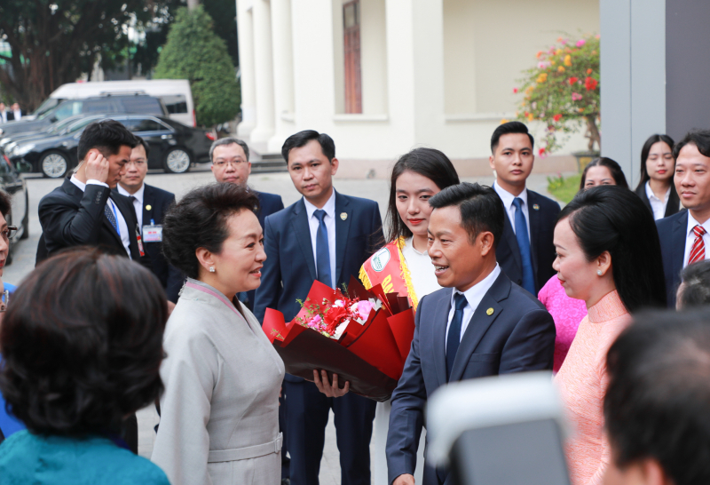 Phu nhân Tổng Bí thư, Chủ tịch nước Trung Quốc và Phu nhân Chủ tịch nước Việt Nam thăm và giao lưu với sinh viên ĐH Quốc gia Hà Nội