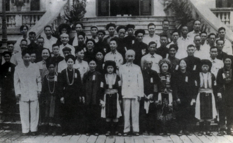 Chủ tịch Hồ Chí Minh với các đại biểu dân tộc ít người trên toàn miền Bắc, năm 1963. Nguồn: Bảo tàng Lịch sử quốc gia