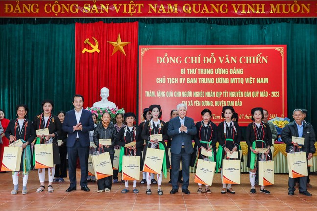 Tặng quà cho người nghèo dịp Tết Quý Mão 2023 - Ảnh: Quang Vinh