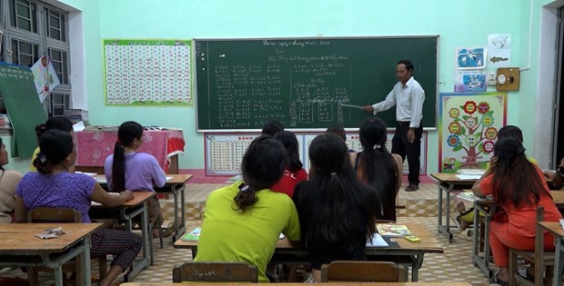 Lớp học xóa mù chữ tại xã Chư Drăng, huyện Krông Pa, tỉnh Gia Lai - Nguồn: TTXVN