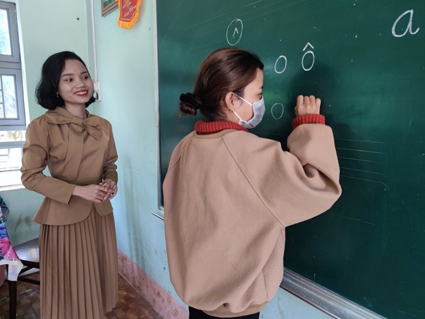 Chị em đồng bào dân tộc thiểu số ở Gia Lai tích cực tham gia các lớp xóa mù chữ - Nguồn: TTXVN