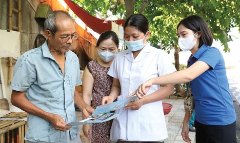 Tuyên truyền về phòng, chống dịch bệnh sốt xuất huyết cho người dân trên địa bàn tỉnh Hà Nam. Ảnh: ITN