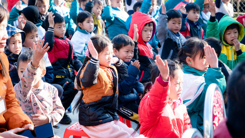 Quỹ Trăng xanh sưởi ấm bước chân hơn 400 em học sinh nơi rẻo cao Hà Giang  -0
