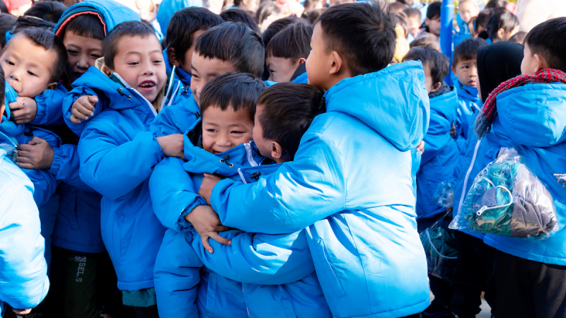 Quỹ Trăng xanh sưởi ấm bước chân hơn 400 em học sinh nơi rẻo cao Hà Giang  -0