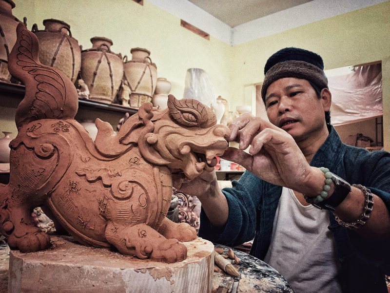 Nghệ nhân Trần Nam Tước tâm sự làm gốm với anh chính là cho gốm một số phận, để người và gốm cùng chuyến ngược dòng. Ảnh: Xuân Mai