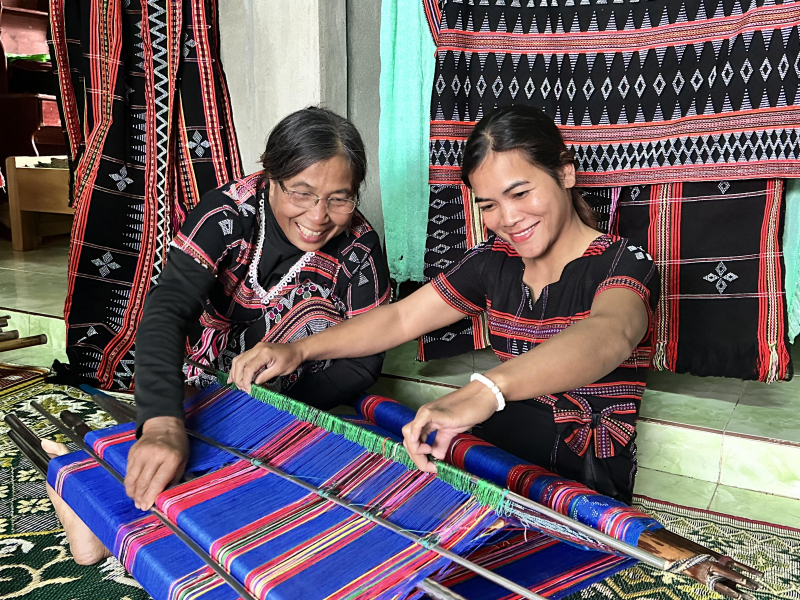 Ảnh 1: Nghệ nhân phi vật thể Lê Thị Sỹ đang truyền nghề dệt Zèng cho thiếu nữ Hồ Thị Xé. Ảnh Đức Kiên.