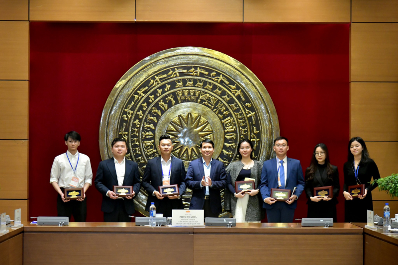 Phó Chủ nhiệm Văn phòng Quốc hội, Trợ lý Chủ tịch Quốc hội trao quà tặng Hội sinh viên Việt Nam tại nước ngoài