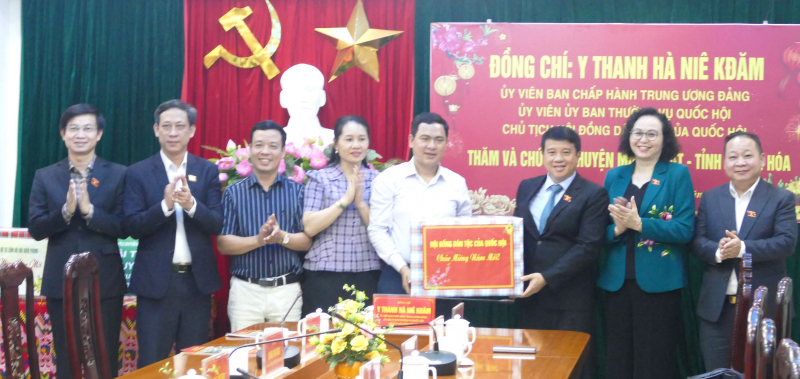 Chủ tịch Hội đồng Dân tộc Y Thanh Hà Niê Kđăm chúc tết 5 đồn biên phòng tại huyện Mường Lát, Thanh Hóa -0