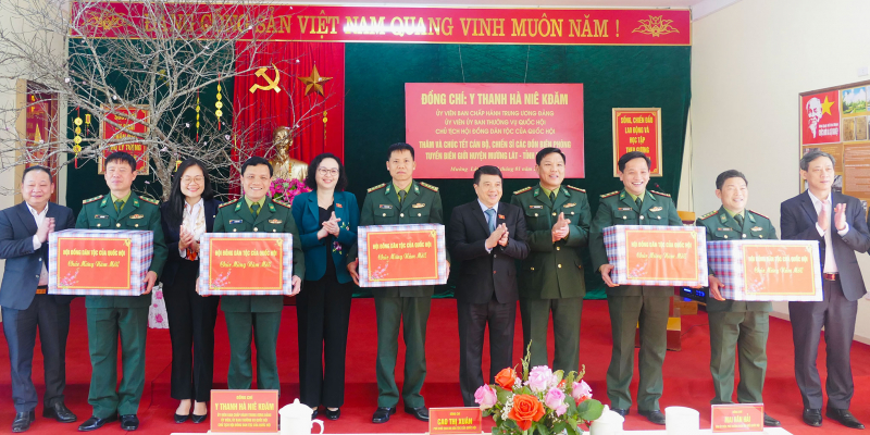 Chủ tịch Hội đồng Dân tộc Y Thanh Hà Niê Kđăm chúc tết 5 đồn biên phòng tại huyện Mường Lát, Thanh Hóa -0