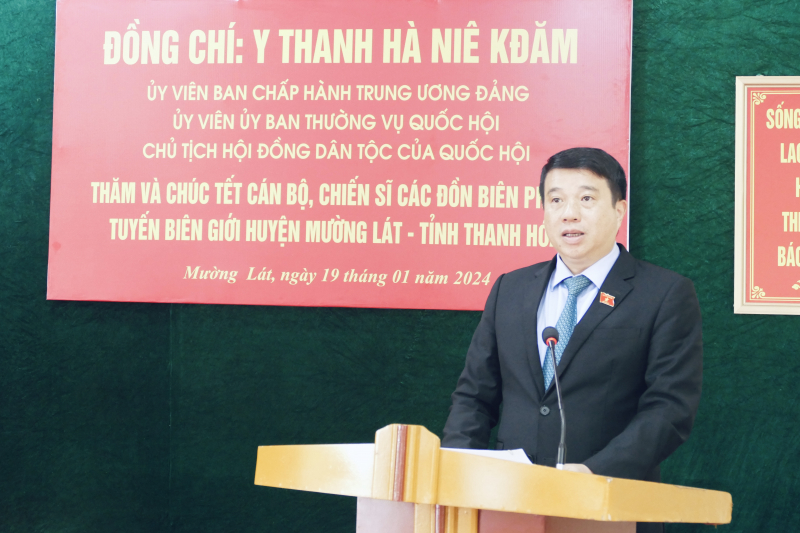 Chủ tịch Hội đồng Dân tộc Y Thanh Hà Niê Kđăm thăm và chúc tết 5 đồn biên phòng trên địa bàn huyện Mường Lát- Ảnh H.Ngọc