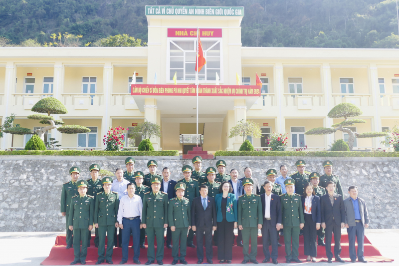 Chủ tịch Hội đồng Dân tộc chụp ảnh lưu niệm với các đồn biên phòng tại Đồn biên phòng Pù Nhi, huyện Mường Lát - Ảnh H.Ngọc
