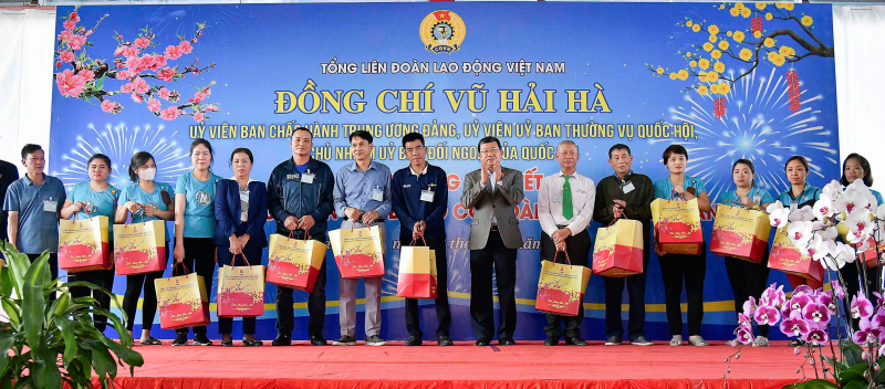 Chủ nhiệm Ủy ban Đối ngoại Vũ Hải Hà thăm, tặng quà Tết công nhân lao động tỉnh Nam Định -0