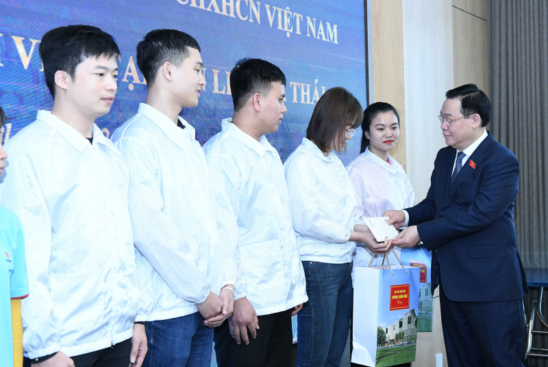Chủ tịch Quốc hội Vương Đình Huệ thăm, tặng quà công nhân, gia đình chính sách tại tỉnh Thái Bình -0