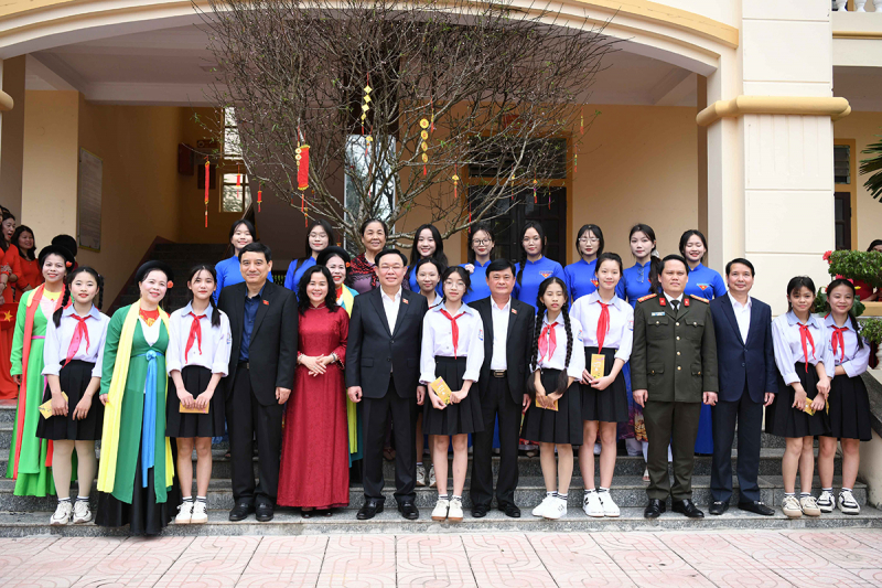 Một số hình ảnh Chủ tịch Quốc hội Vương Đình Huệ tặng quà Tết gia đình chính sách, người có hoàn cảnh khó khăn huyện Yên Thành, tỉnh Nghệ An -3
