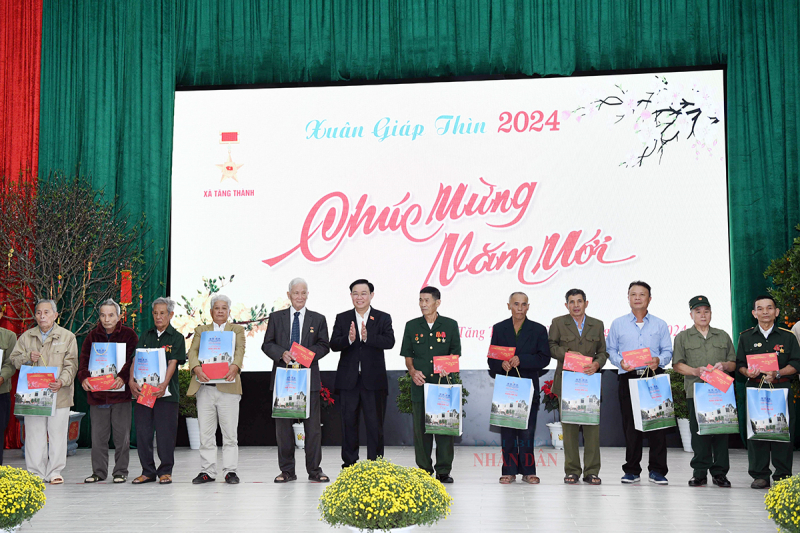 Một số hình ảnh Chủ tịch Quốc hội Vương Đình Huệ tặng quà Tết gia đình chính sách, người có hoàn cảnh khó khăn huyện Yên Thành, tỉnh Nghệ An -5