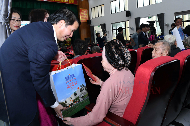 Một số hình ảnh Chủ tịch Quốc hội Vương Đình Huệ tặng quà Tết gia đình chính sách, người có hoàn cảnh khó khăn huyện Yên Thành, tỉnh Nghệ An -6