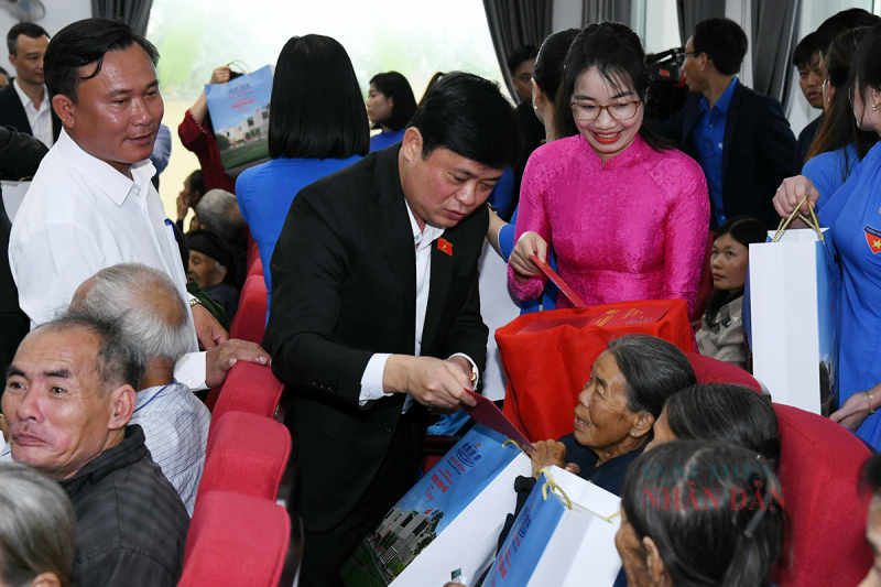 Một số hình ảnh Chủ tịch Quốc hội Vương Đình Huệ tặng quà Tết gia đình chính sách, người có hoàn cảnh khó khăn huyện Yên Thành, tỉnh Nghệ An -7