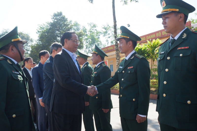 Phó Chủ tịch Quốc hội Trần Quang Phương thăm hỏi các cán bộ, chiến sĩ Đồn Biên phòng cửa khẩu quốc tế La Lay