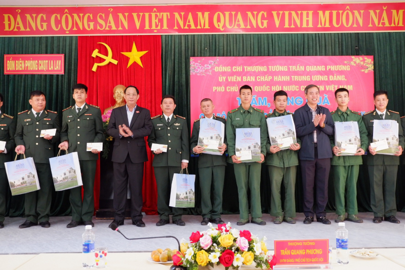 Phó Chủ Tịch Quốc hội Trần Quang Phương tặng quà cho các cán bộ, chiến sĩ bộ đội biên phòng