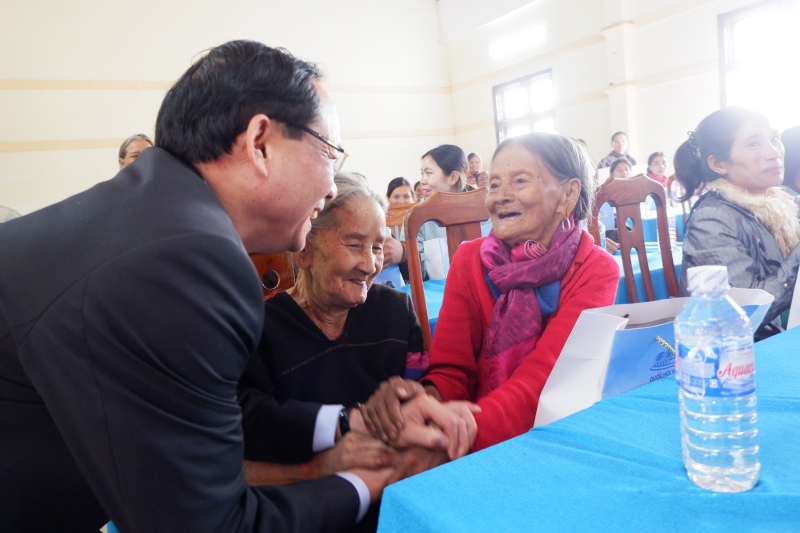 Phó Chủ tịch Quốc hội Trần Quang Phương chúc Tết bà con xã A Ngo