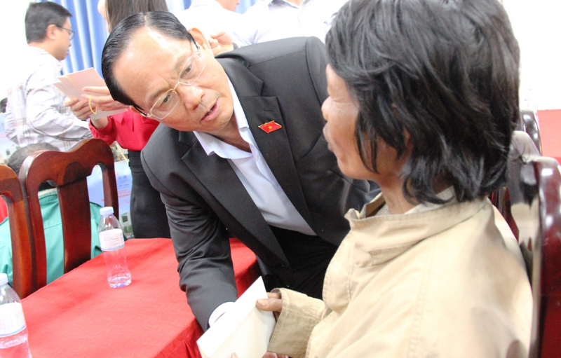 Phó Chủ tịch Quốc hội, Thượng tướng Trần Quang Phương tặng quà, chúc tết đồng bào dân tộc thiểu số ở Quảng Ngãi