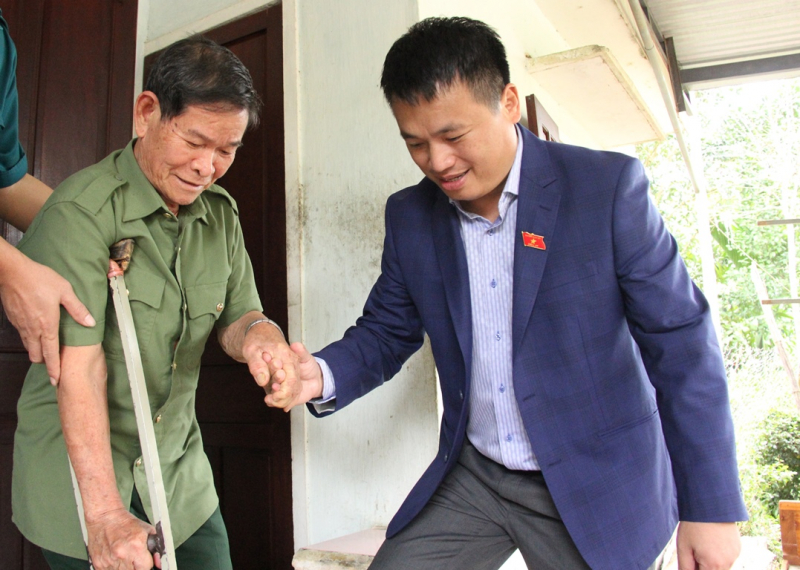 Phó Chủ tịch Quốc hội, Thượng tướng Trần Quang Phương tặng quà, chúc tết đồng bào dân tộc thiểu số ở Quảng Ngãi