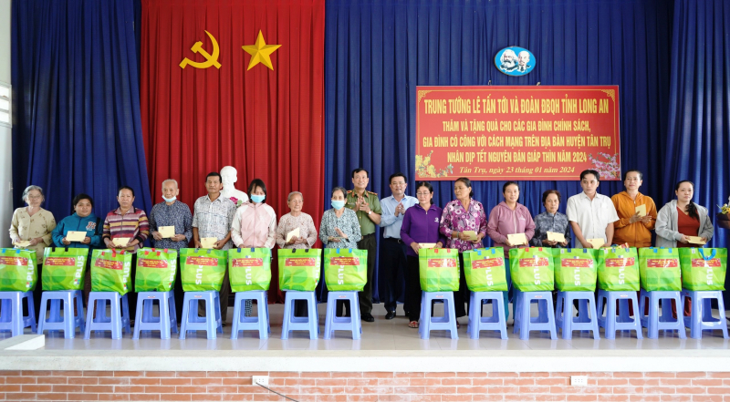Chủ nhiệm Ủy ban Quốc phòng và An ninh, Trung tướng Lê Tấn Tới và Đoàn Đại biểu Quốc hội tỉnh Long An đến thăm và tặng quà tại huyện Tân Trụ