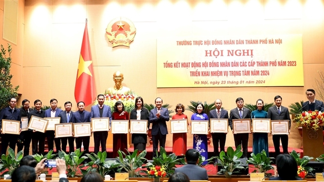 Chủ tịch HĐND thành phố trao bằng khen cho các cá nhân có thành tích xuất sắc phong trào thi đua của HĐND thành phố Hà Nội năm 2023 (ảnh: P.Long) 