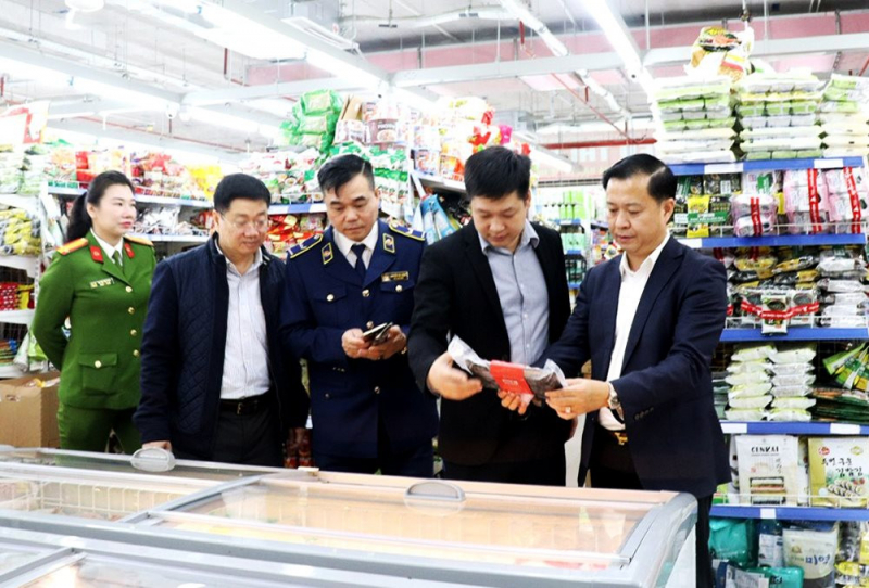 Đoàn kiểm tra liên ngành an toàn thực phẩm số 1 của thành phố Hà Nội kiểm tra một siêu thị trên địa bàn huyện Đan Phượng. Ảnh: ITN