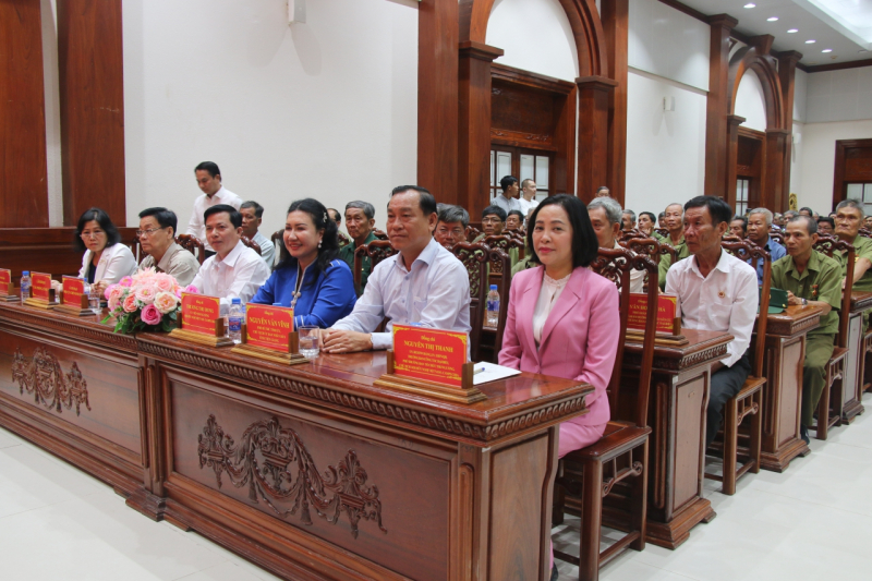 Trưởng Ban Công tác đại biểu Nguyễn Thị Thanh thăm, tặng quà Tết gia đình chính sách tại Tiền Giang