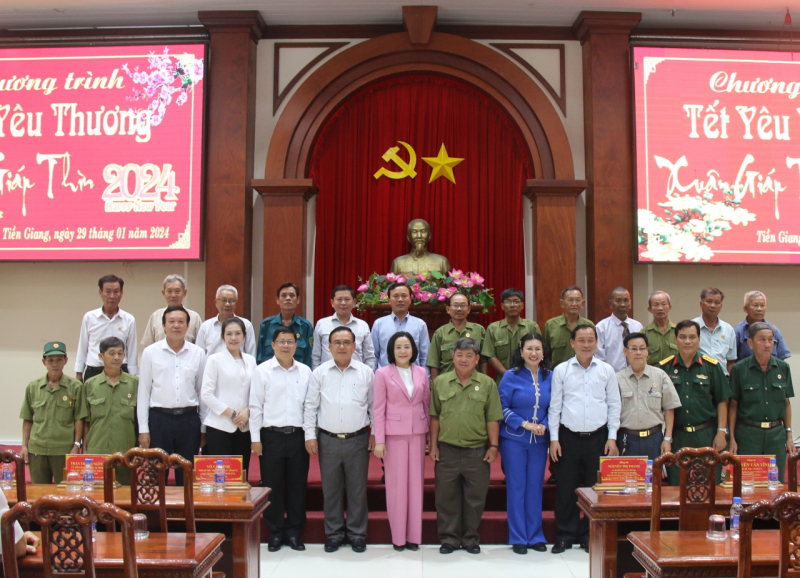 Trưởng Ban Công tác đại biểu Nguyễn Thị Thanh thăm, tặng quà Tết gia đình chính sách tại Tiền Giang