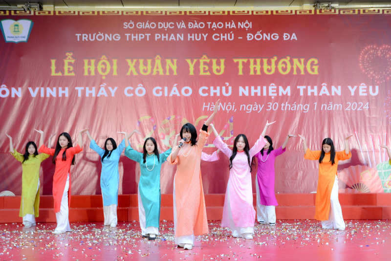 “Nồng nàn Tết ấm” trong Lễ hội Xuân yêu thương 2024 của Trường THPT Phan Huy Chú - Đống Đa -0