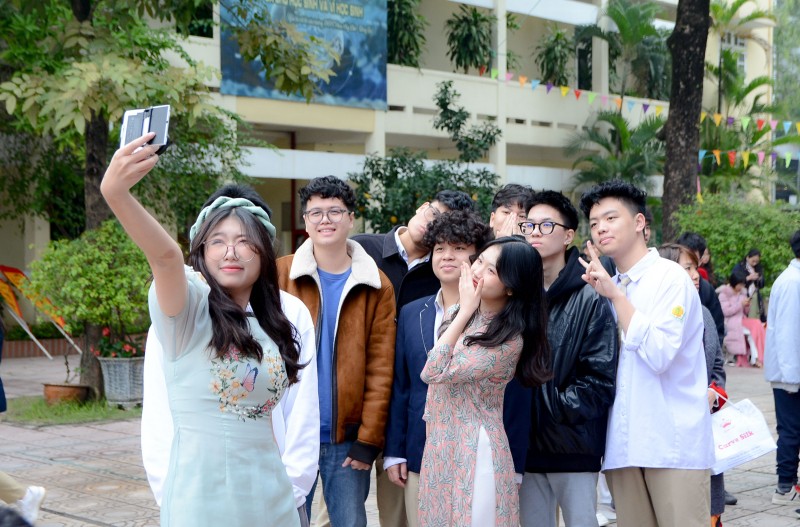 “Nồng nàn Tết ấm” trong Lễ hội Xuân yêu thương 2024 của Trường THPT Phan Huy Chú - Đống Đa -0