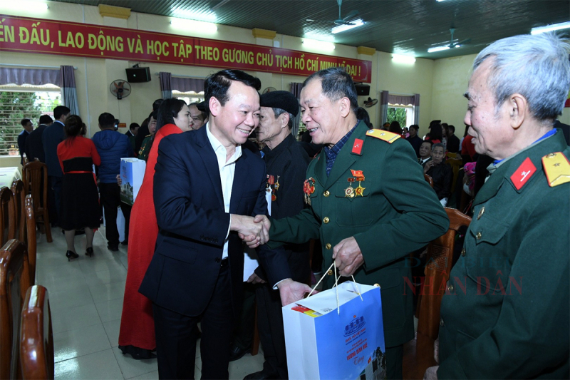 Chủ tịch Quốc hội Vương Đình Huệ thăm, tặng quà Tết gia đình chính sách, người có hoàn cảnh khó khăn tại Yên Bái -0