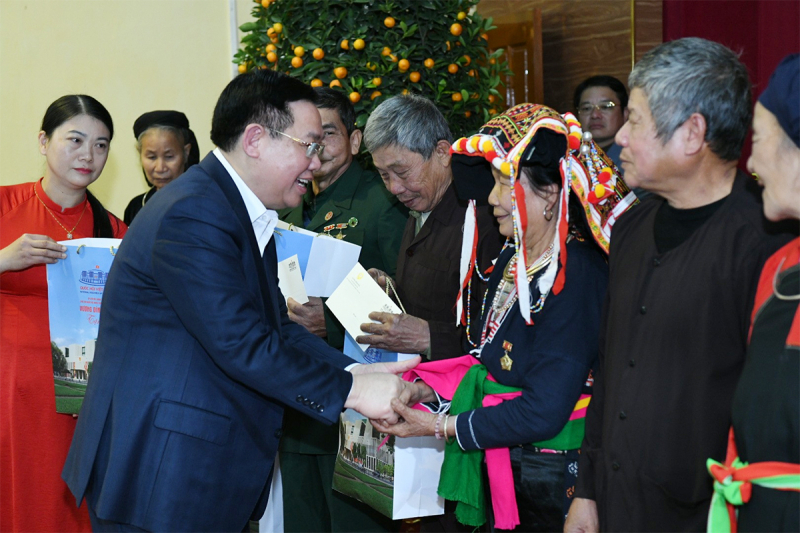 Chủ tịch Quốc hội Vương Đình Huệ thăm, tặng quà Tết gia đình chính sách, người có hoàn cảnh khó khăn tại Yên Bái -1